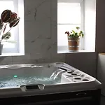 Frühstückspension La Tour Pom'pin 3*