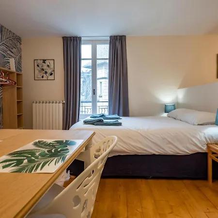 فندق مبيت وإفطار La Tour Pom'pin لا بوربول