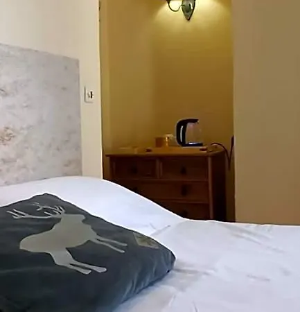 לינה וארוחת בוקר La Tour Pom'pin 3*